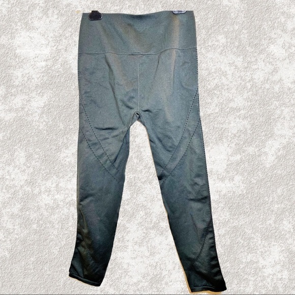 FABLETICS High Waist Seamless Dot Capri Leggings, Size Small - Picture 4 of 12